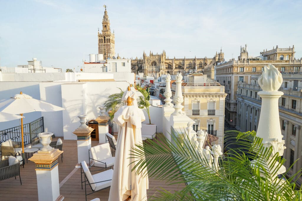 The hotel is situated just around the corner from the EME Cathedral Hotel and over looks the colourful plaza of San Francisco.