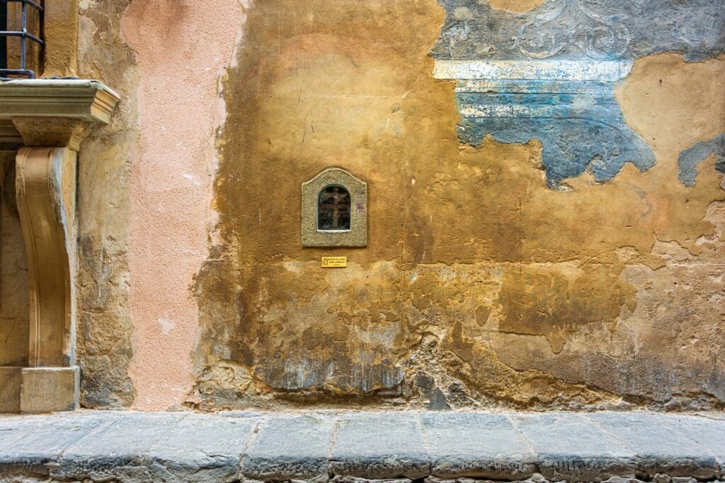 Firenze,,Firenzeitaly,-,May,2019:,A,Typical,Wine,Window,-buchetta