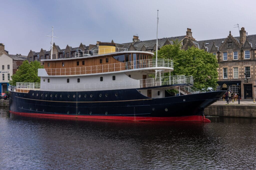 View,Of,The,Fingal,,A,Floating,Hotel,Boat,Docked,Along