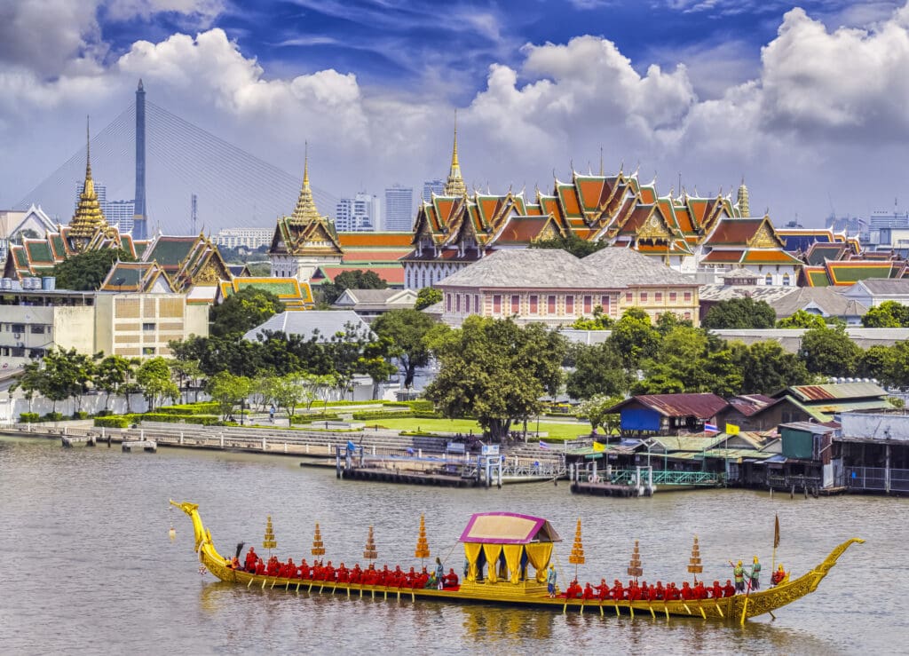 Landscape,Of,Thai's,King,Palace,With,Goldent,Guard,Ship,On