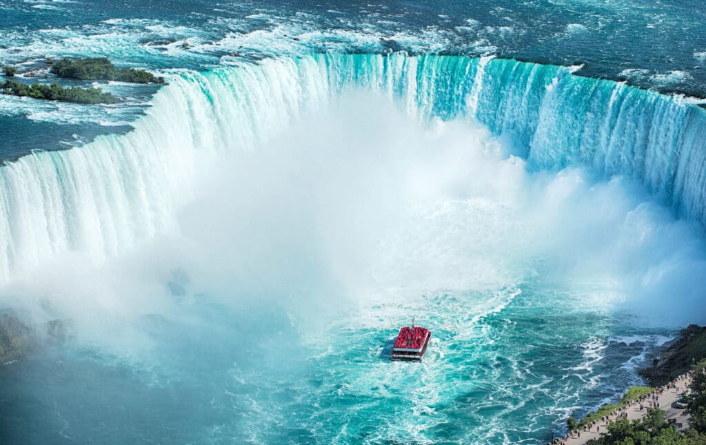 Niagara,Falls,Boat,Tours,Attraction.,Horseshoe,Falls,At,Niagara,Falls,