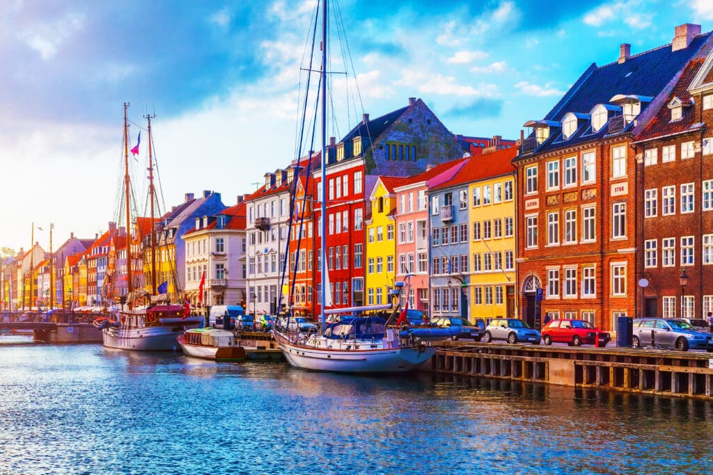 Scenic,Summer,Sunset,View,Of,Nyhavn,Pier,With,Color,Buildings,