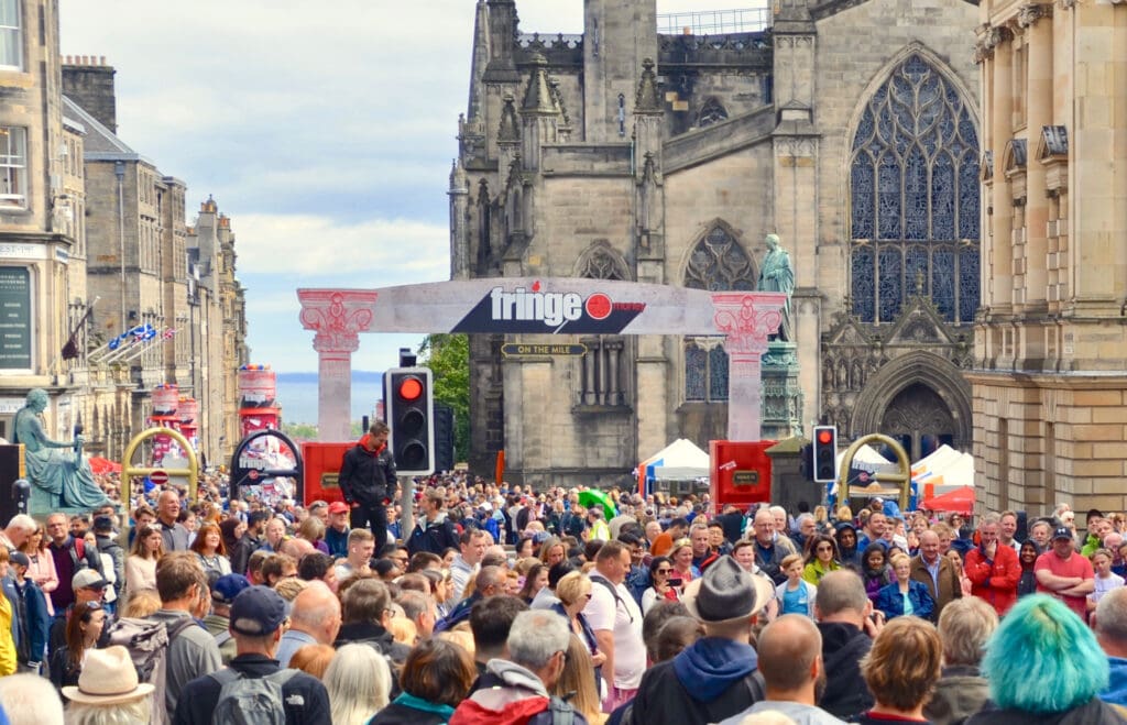 Crowds,Of,Tourists,And,Festival,Tourists,On,The,Royal,Mile