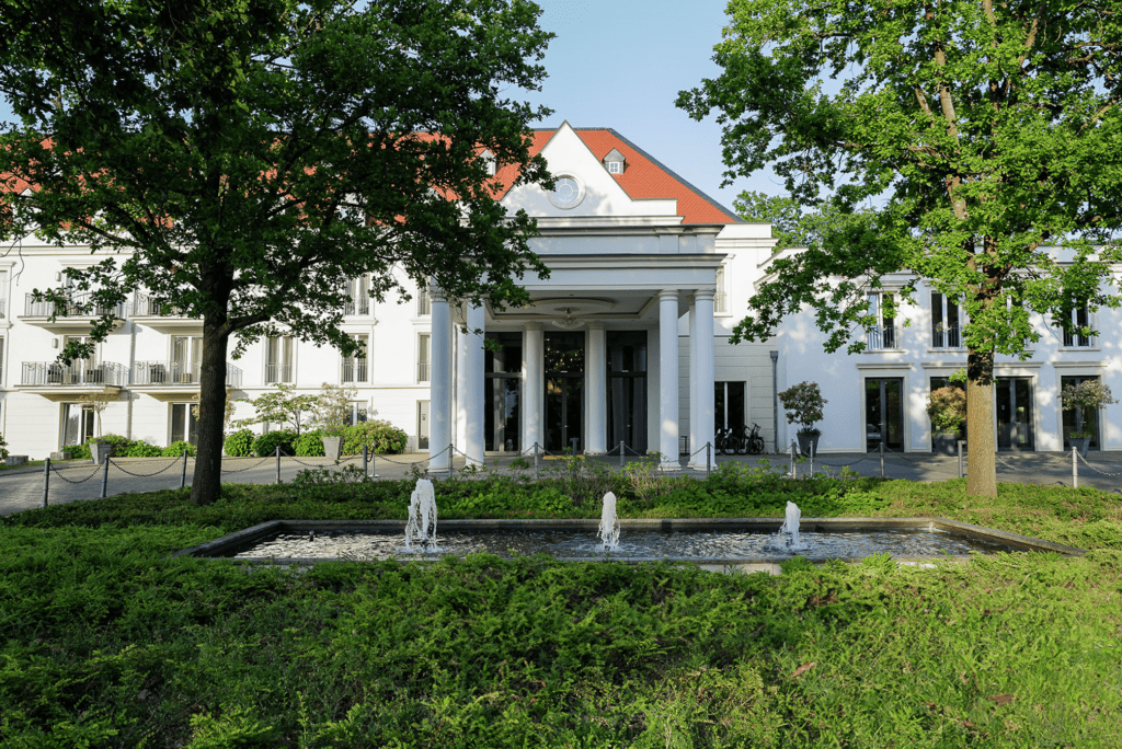 Hilton-Frankfurt-Gravenbruch-Entrance