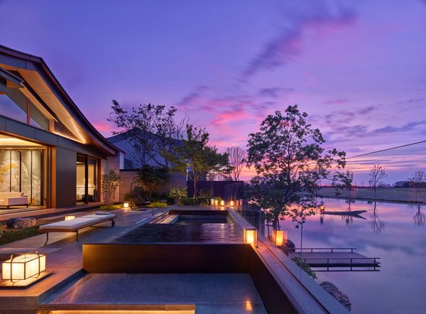 TravMedia_United_Kingdom_medium-sized_1645716_Banyan_Tree_Yangcheng_Lake_-_Lakefront_Two-bedroom_Pool_Villa_-_Balcony_with_Night_View