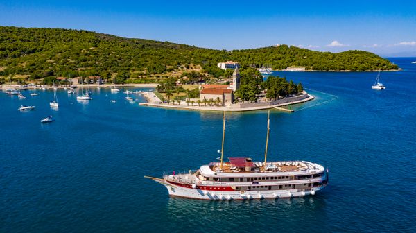 TravMedia_United_Kingdom_medium-sized_1646143_Queen_Jelena_in_Vis