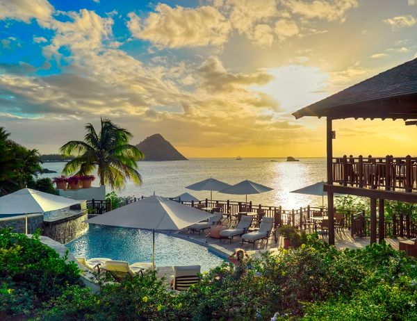 TravMedia_United_Kingdom_medium-sized_1651321_Cap_Maison_Main_Infinity_Pool_(1)