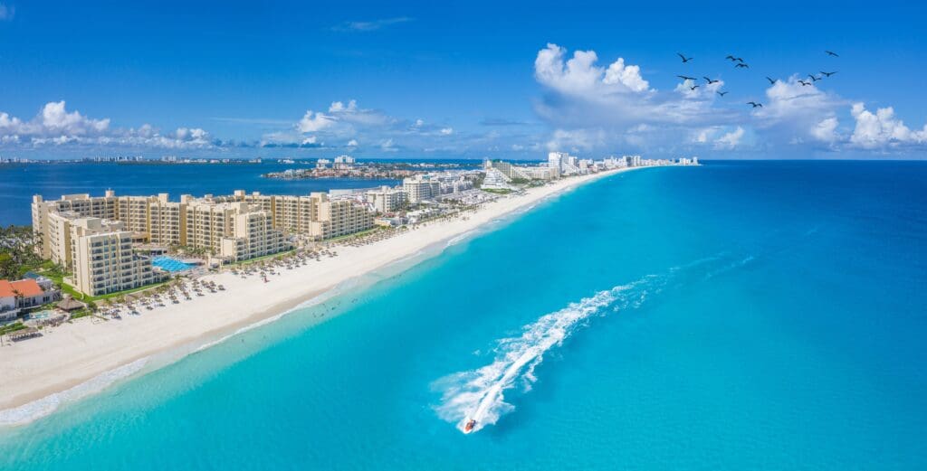 Cancun,Beach,With,Boats,And,White,Clouds