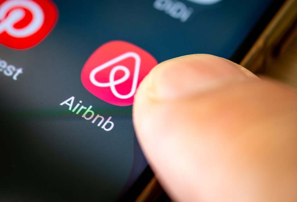 London.,Uk-,07.28.2024.,The,American,Online,Marketplace,App,Airbnb,For