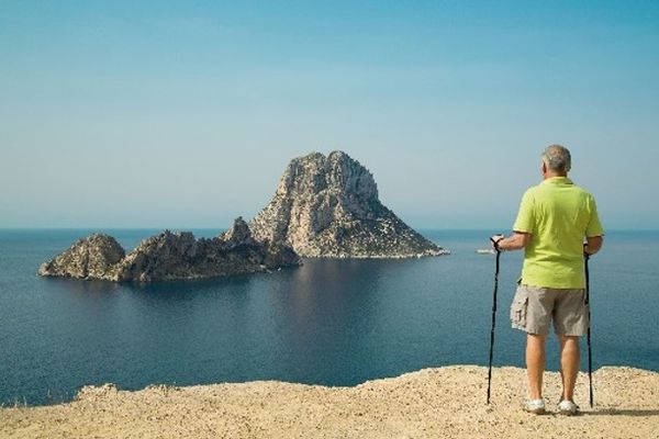 TravMedia_United_Kingdom_medium-sized_1658375_hiking_lookout