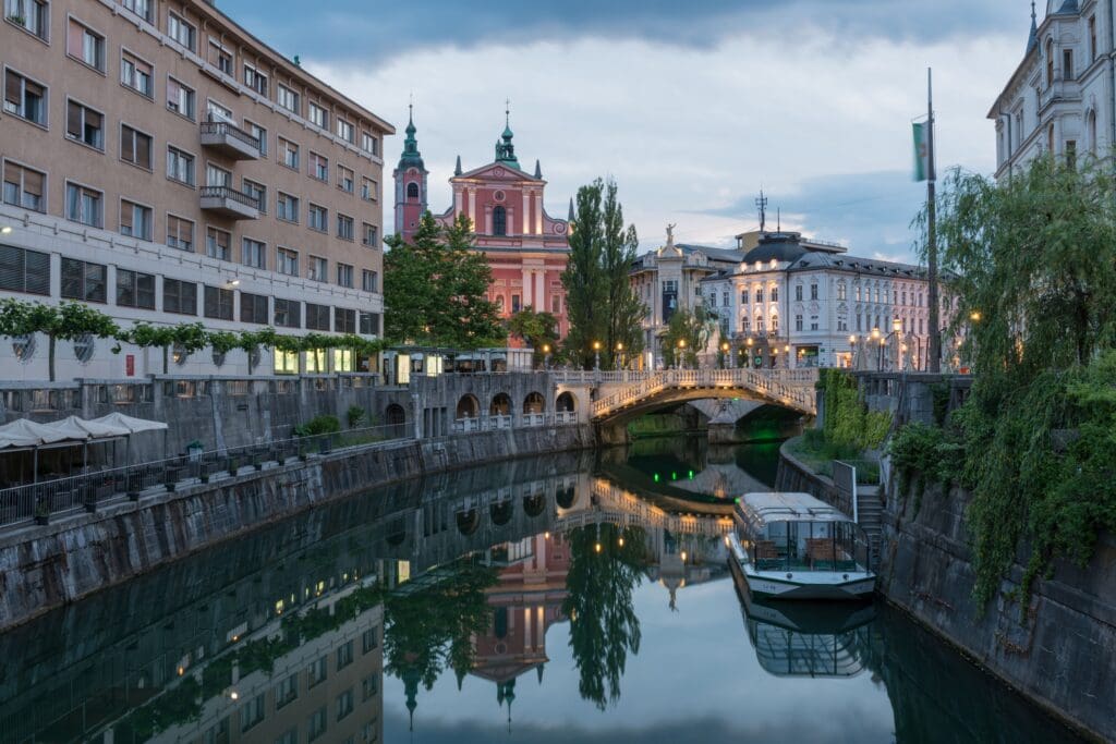 triple-bridge-boat-on-the-river-luka-esenko2