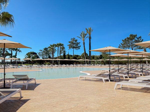 TravMedia_United_Kingdom_medium-sized_1664481_hotel-portobay-blue-ocean–pool_53912446500_o