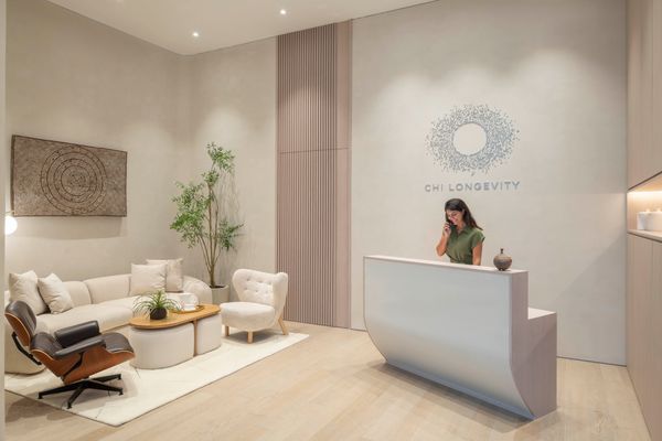 TravMedia_United_Kingdom_medium-sized_1669176_Chi_Longevity_Clinic_Reception_Desk_with_People