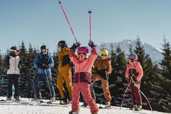 TravMedia_United_Kingdom_medium-sized_1669600_Put-your-hands-up-Skiing-in-Berwang--Tiroler-Zugspitz-Arena-Sam-Oetiker_Wintry_Tirol