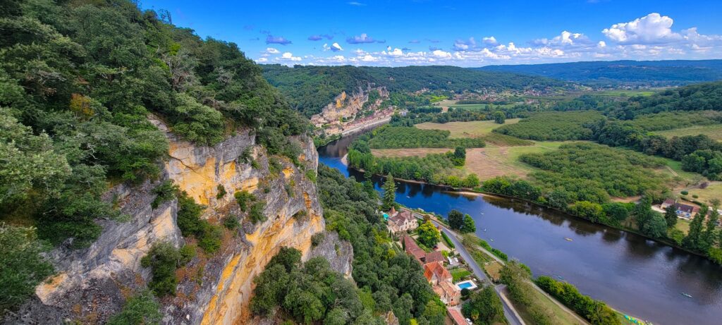 The,Dordogne,River,And,The,Cliff,Of,La,Roque-gageac,In