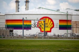Shell has abandoned plans to build a giant biofuels factory in Rotterdam, a decision analysts say delivers a major setback to Europe’s ambition of decarbonising aviation.