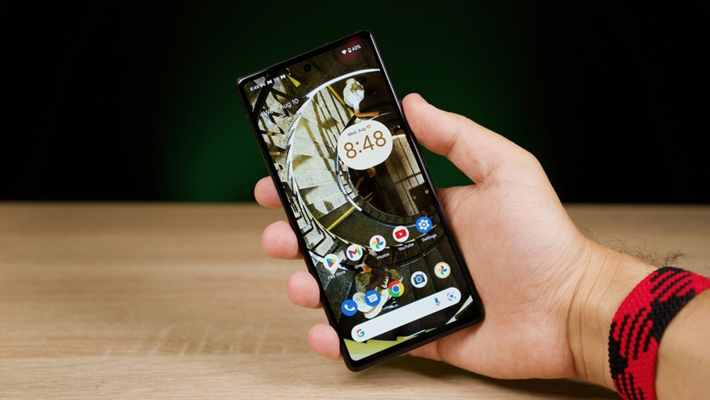 Work travel has its rewards, but it also brings hurdles. Delayed flights, shifting schedules, and the pressure to stay online can turn any trip into a test. That’s why today’s business traveller needs a phone they can count on wherever the job takes them.