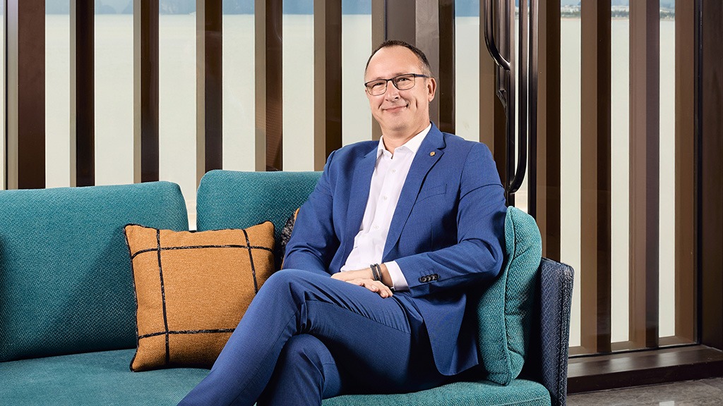 Set against the stunning backdrop of UNESCO-listed Halong Bay, InterContinental Halong Bay Resort is poised to redefine luxury travel in northern Vietnam. At the helm is Jesper Larson, a seasoned Danish hotelier with over 25 years of international experience across Europe and Asia.